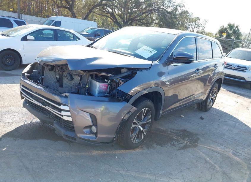 Photo 2 of 2018 Toyota Highlander LE PLUS (VIN 5TDZZRFH1JS278483)