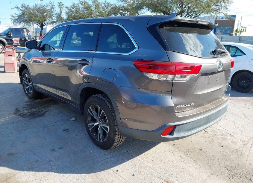 Photo 3 of 2018 Toyota Highlander LE PLUS (VIN 5TDZZRFH1JS278483)