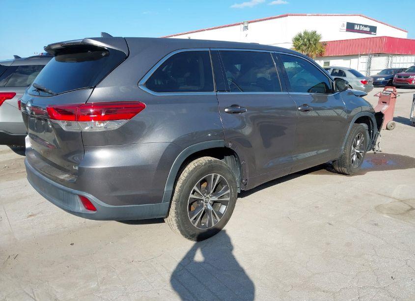 Photo 4 of 2018 Toyota Highlander LE PLUS (VIN 5TDZZRFH1JS278483)