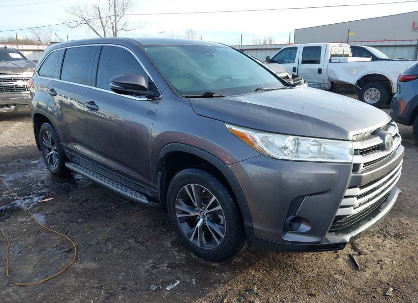 2018 Toyota Highlander LE (VIN 5TDZZRFH1JS281917) main photo
