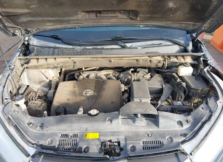 Photo 10 of 2018 Toyota Highlander LE (VIN 5TDZZRFH1JS281917)