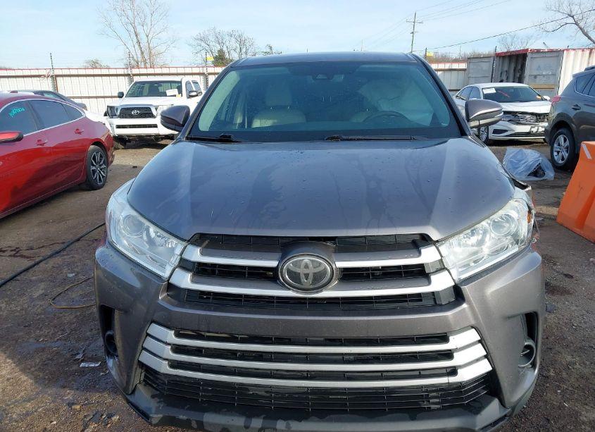 Photo 12 of 2018 Toyota Highlander LE (VIN 5TDZZRFH1JS281917)