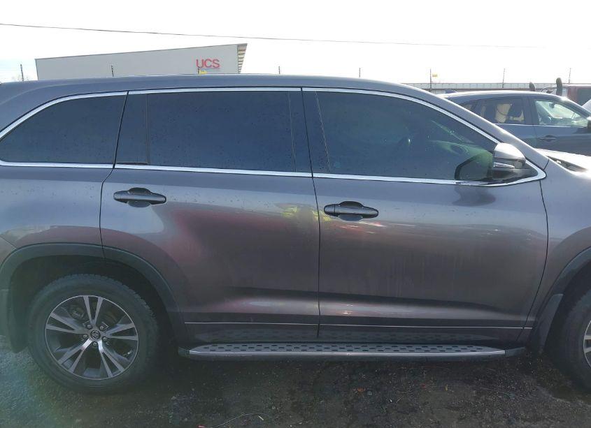 Photo 13 of 2018 Toyota Highlander LE (VIN 5TDZZRFH1JS281917)
