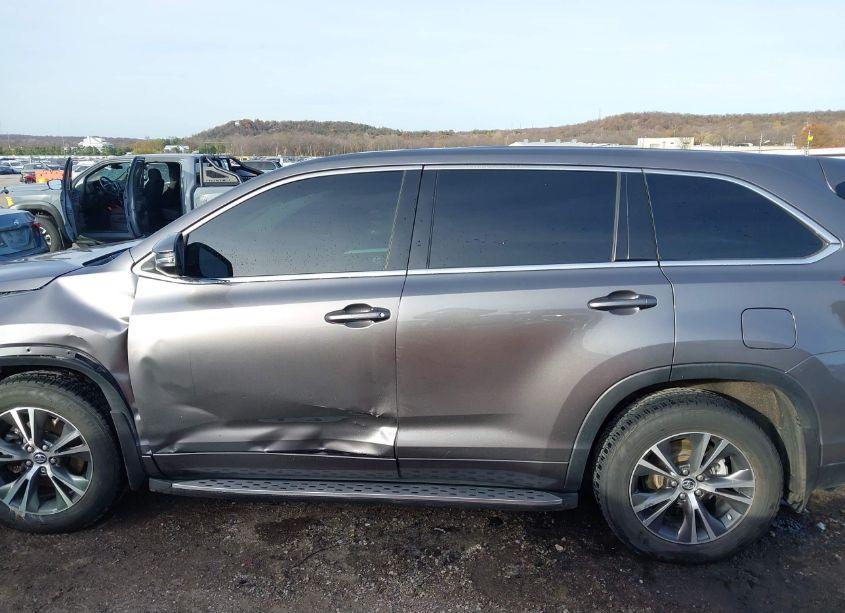 Photo 14 of 2018 Toyota Highlander LE (VIN 5TDZZRFH1JS281917)