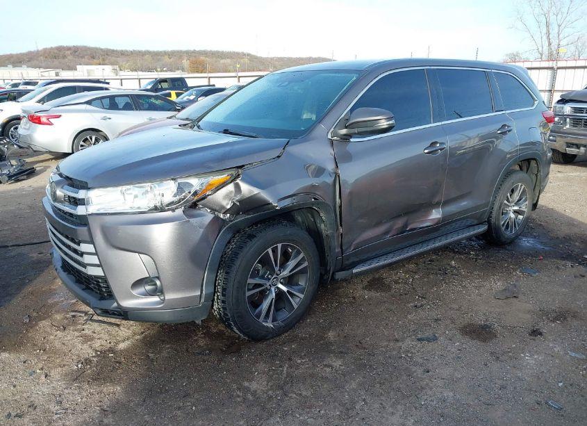 Photo 2 of 2018 Toyota Highlander LE (VIN 5TDZZRFH1JS281917)