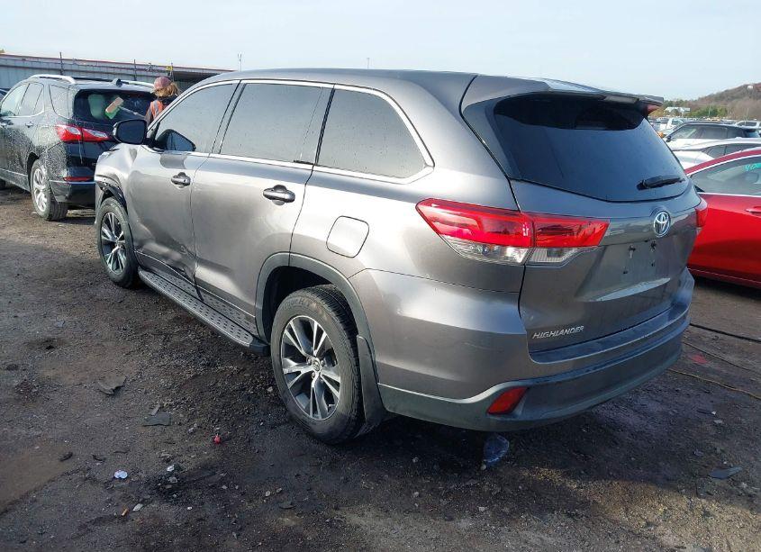 Photo 3 of 2018 Toyota Highlander LE (VIN 5TDZZRFH1JS281917)