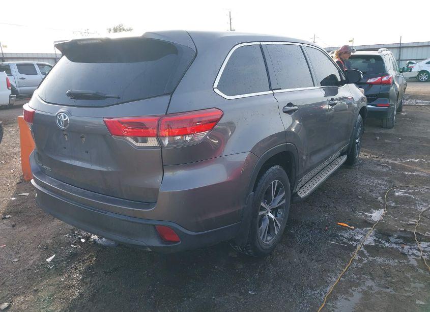 Photo 4 of 2018 Toyota Highlander LE (VIN 5TDZZRFH1JS281917)