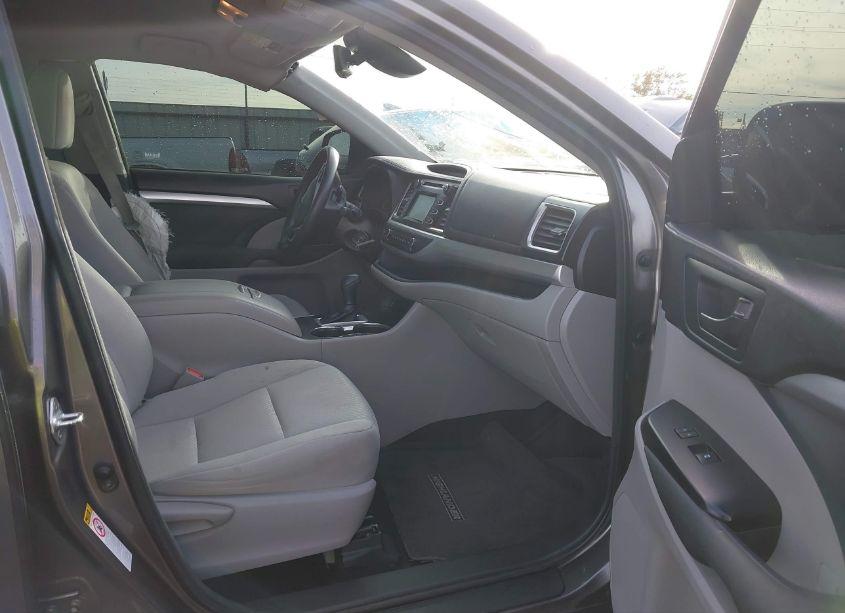 Photo 5 of 2018 Toyota Highlander LE (VIN 5TDZZRFH1JS281917)