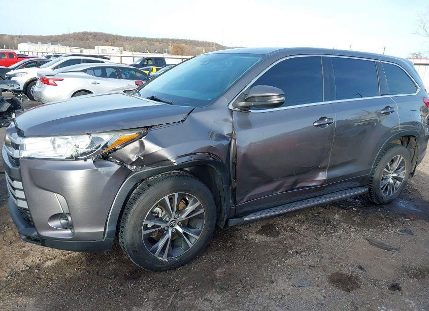 Photo 6 of 2018 Toyota Highlander LE (VIN 5TDZZRFH1JS281917)