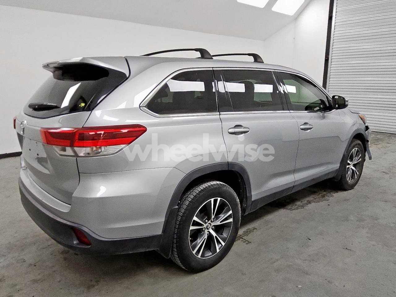 Photo 3 of 2019 TOYOTA HIGHLANDER LE (VIN 5TDZZRFH1KS345486)