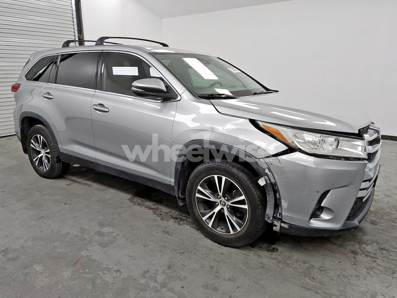Photo 4 of 2019 TOYOTA HIGHLANDER LE (VIN 5TDZZRFH1KS345486)
