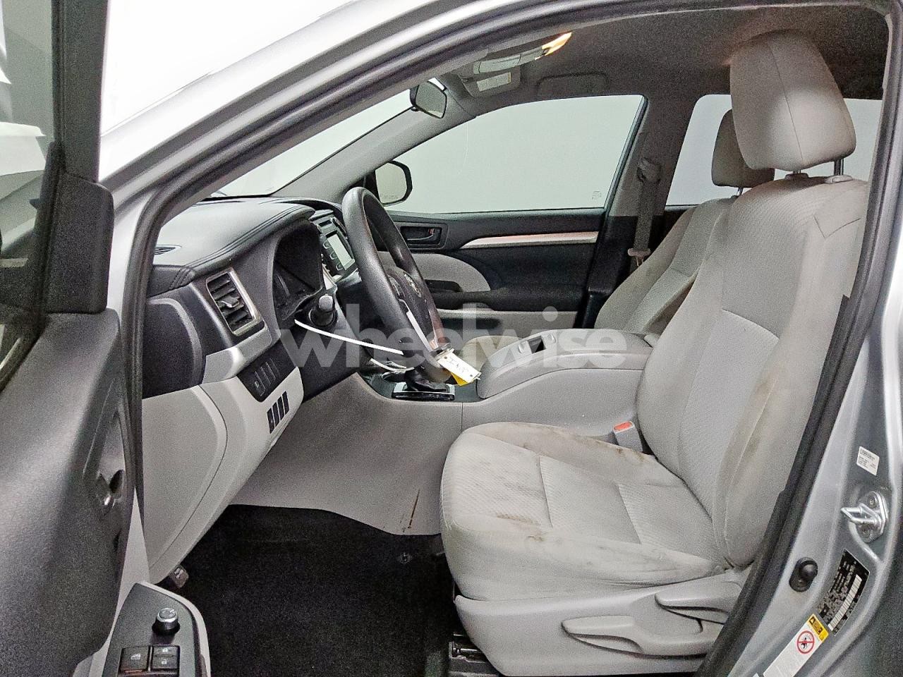 Photo 7 of 2019 TOYOTA HIGHLANDER LE (VIN 5TDZZRFH1KS345486)