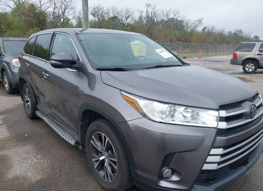 2018 Toyota Highlander LE PLUS (VIN 5TDZZRFH2JS272661) main photo