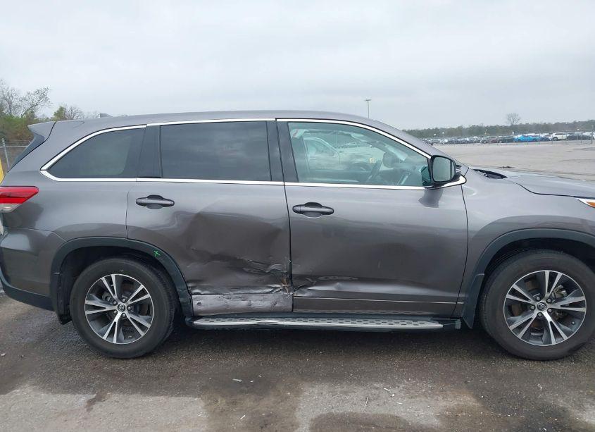 Photo 13 of 2018 Toyota Highlander LE PLUS (VIN 5TDZZRFH2JS272661)