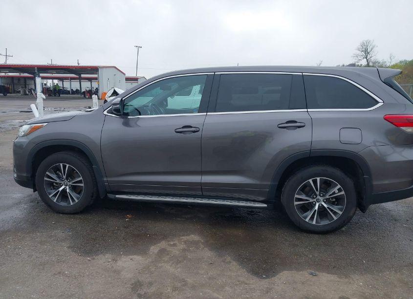 Photo 14 of 2018 Toyota Highlander LE PLUS (VIN 5TDZZRFH2JS272661)