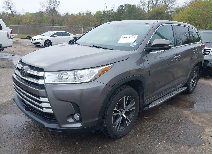 Photo 2 of 2018 Toyota Highlander LE PLUS (VIN 5TDZZRFH2JS272661)