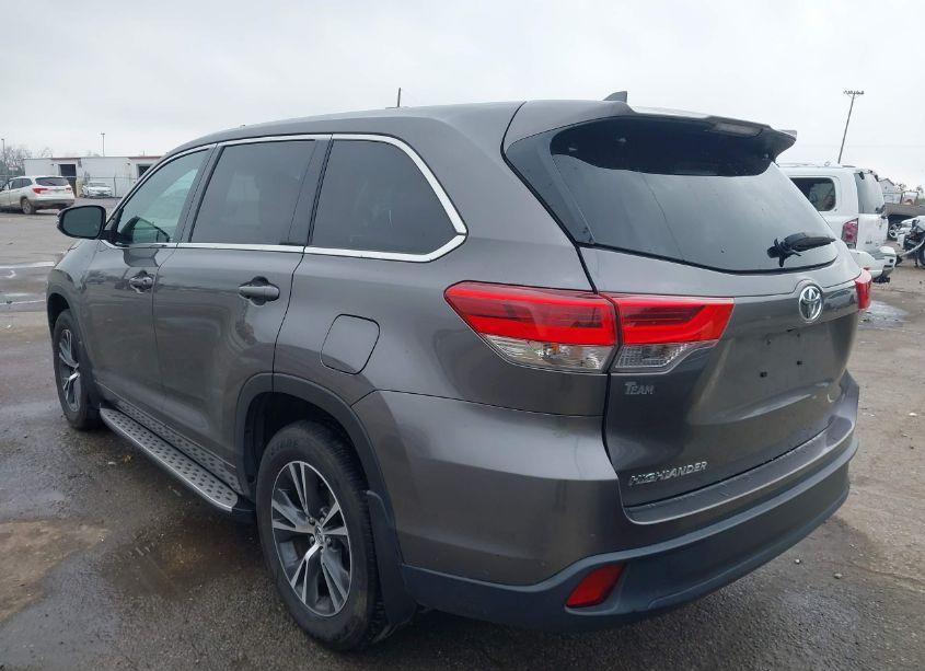 Photo 3 of 2018 Toyota Highlander LE PLUS (VIN 5TDZZRFH2JS272661)