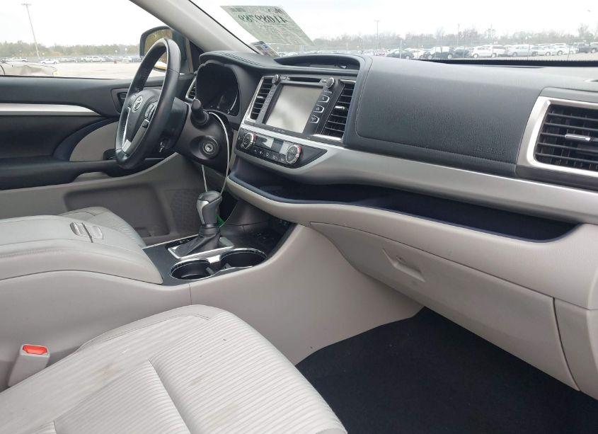 Photo 5 of 2018 Toyota Highlander LE PLUS (VIN 5TDZZRFH2JS272661)