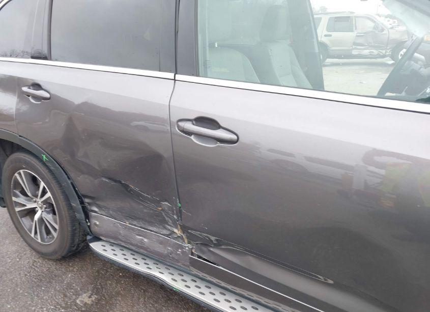 Photo 6 of 2018 Toyota Highlander LE PLUS (VIN 5TDZZRFH2JS272661)