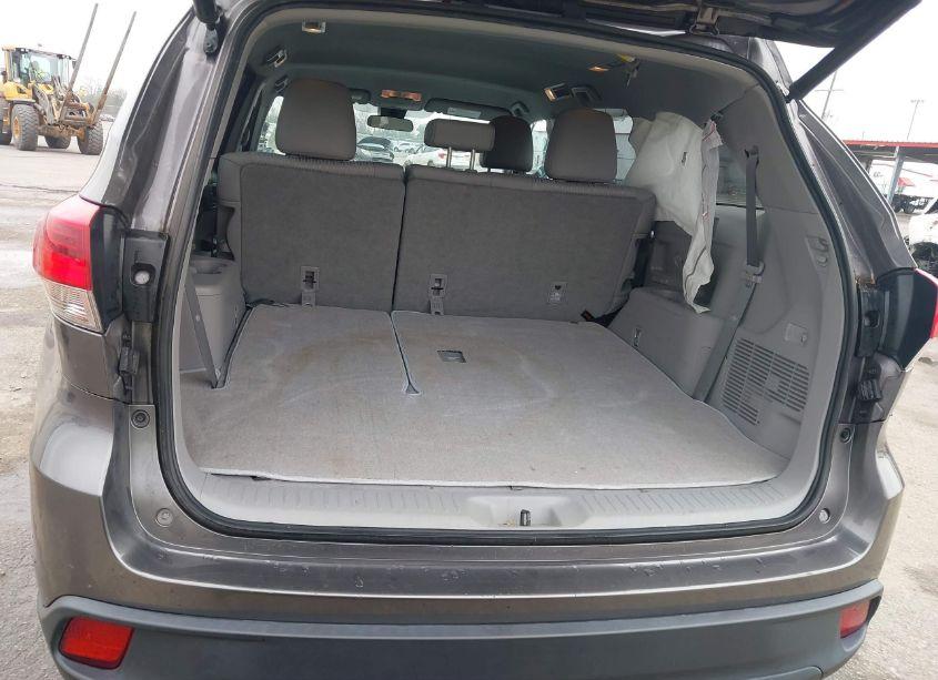 Photo 8 of 2018 Toyota Highlander LE PLUS (VIN 5TDZZRFH2JS272661)