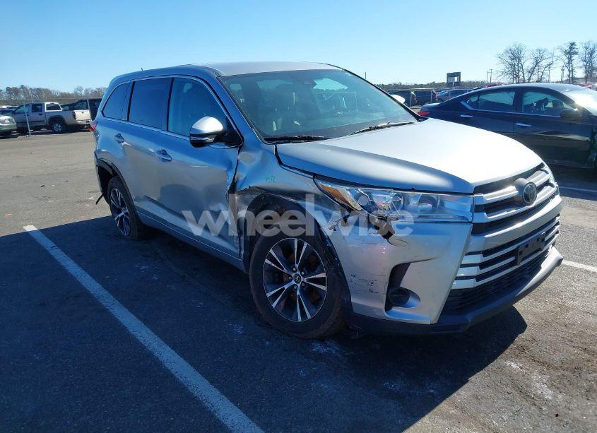 2018 Toyota Highlander LE (VIN 5TDZZRFH2JS274393) main photo