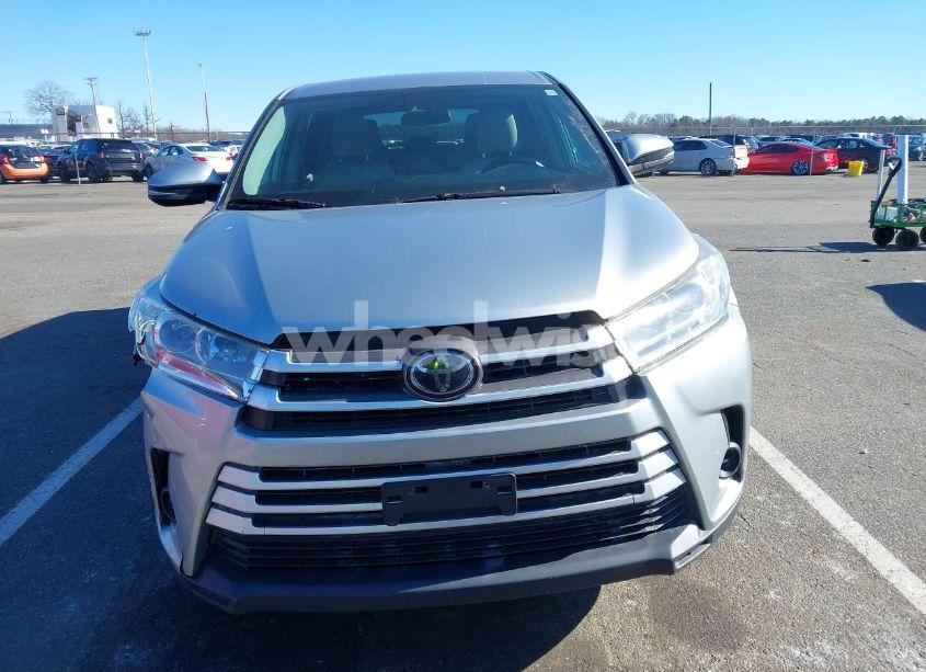 Photo 12 of 2018 Toyota Highlander LE (VIN 5TDZZRFH2JS274393)