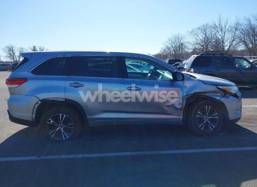 Photo 13 of 2018 Toyota Highlander LE (VIN 5TDZZRFH2JS274393)