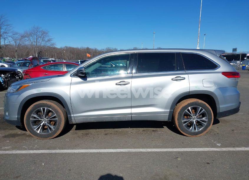 Photo 14 of 2018 Toyota Highlander LE (VIN 5TDZZRFH2JS274393)