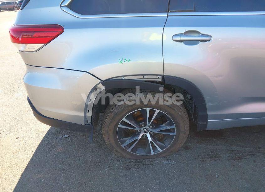 Photo 17 of 2018 Toyota Highlander LE (VIN 5TDZZRFH2JS274393)