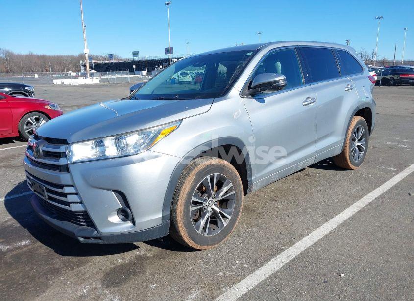 Photo 2 of 2018 Toyota Highlander LE (VIN 5TDZZRFH2JS274393)