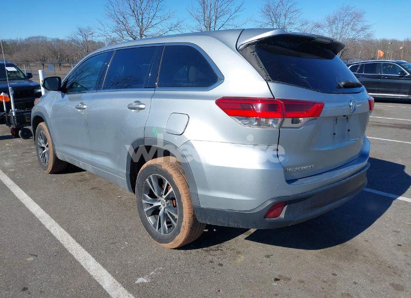 Photo 3 of 2018 Toyota Highlander LE (VIN 5TDZZRFH2JS274393)