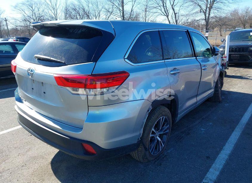 Photo 4 of 2018 Toyota Highlander LE (VIN 5TDZZRFH2JS274393)