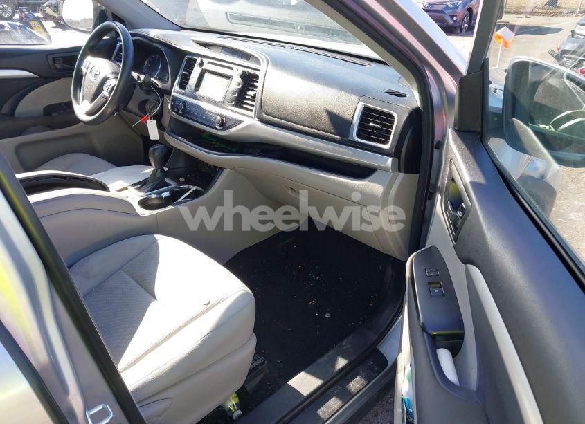 Photo 5 of 2018 Toyota Highlander LE (VIN 5TDZZRFH2JS274393)