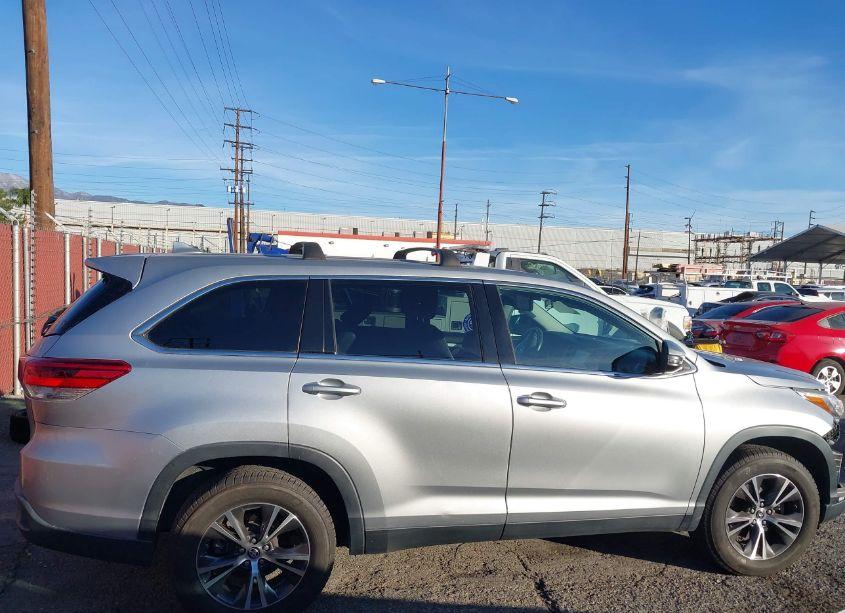 Photo 14 of 2019 Toyota Highlander LE PLUS (VIN 5TDZZRFH2KS301447)