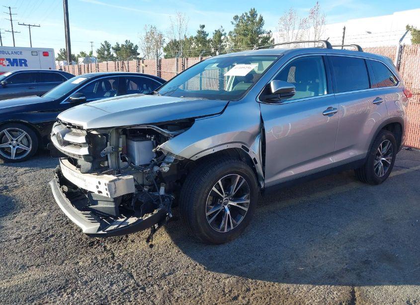 Photo 2 of 2019 Toyota Highlander LE PLUS (VIN 5TDZZRFH2KS301447)
