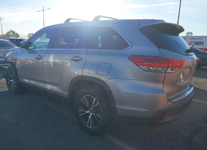 Photo 3 of 2019 Toyota Highlander LE PLUS (VIN 5TDZZRFH2KS301447)