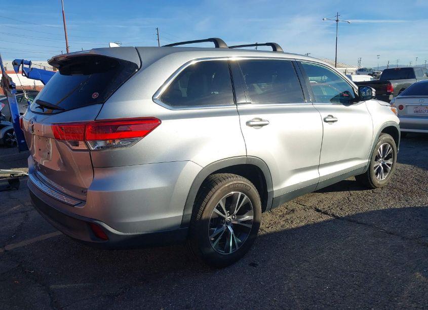 Photo 4 of 2019 Toyota Highlander LE PLUS (VIN 5TDZZRFH2KS301447)