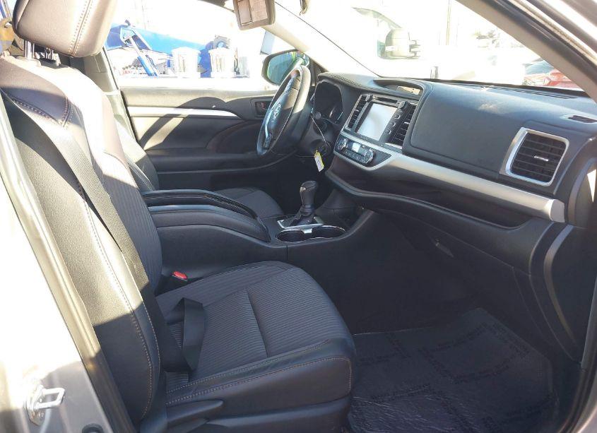 Photo 5 of 2019 Toyota Highlander LE PLUS (VIN 5TDZZRFH2KS301447)