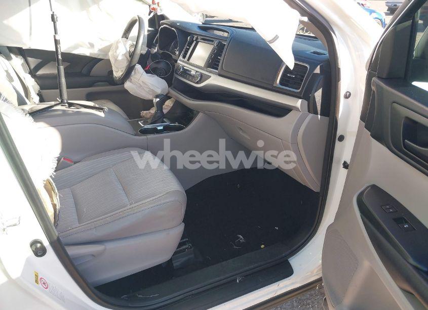 Photo 5 of 2017 Toyota Highlander LE PLUS (VIN 5TDZZRFH3HS190139)