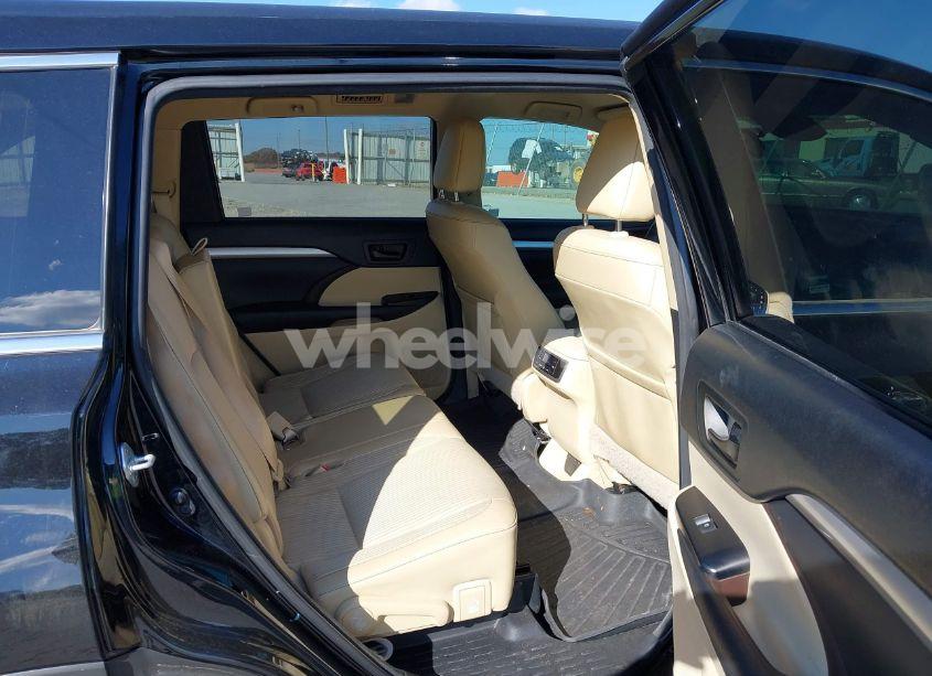 Photo 8 of 2018 Toyota Highlander LE PLUS (VIN 5TDZZRFH3JS237207)