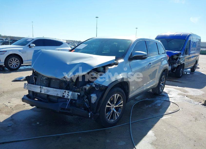 Photo 2 of 2019 Toyota Highlander LE (VIN 5TDZZRFH3KS292225)