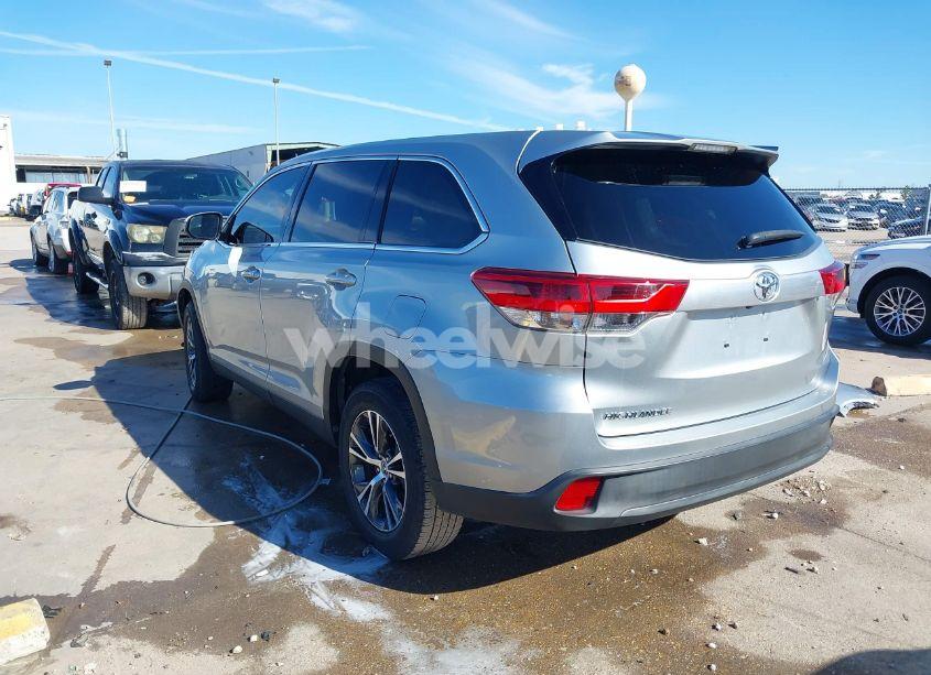 Photo 3 of 2019 Toyota Highlander LE (VIN 5TDZZRFH3KS292225)
