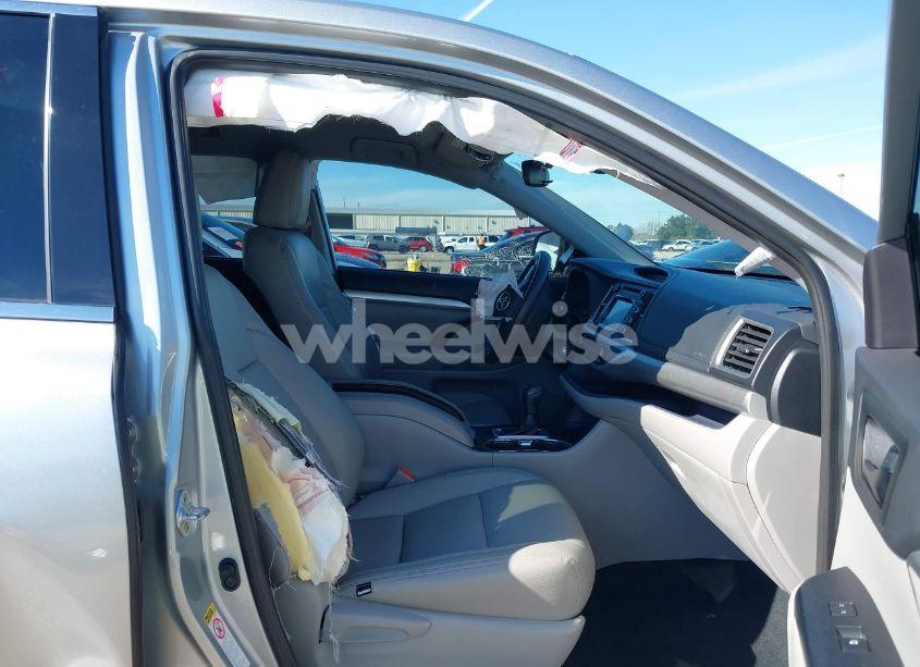 Photo 5 of 2019 Toyota Highlander LE (VIN 5TDZZRFH3KS292225)