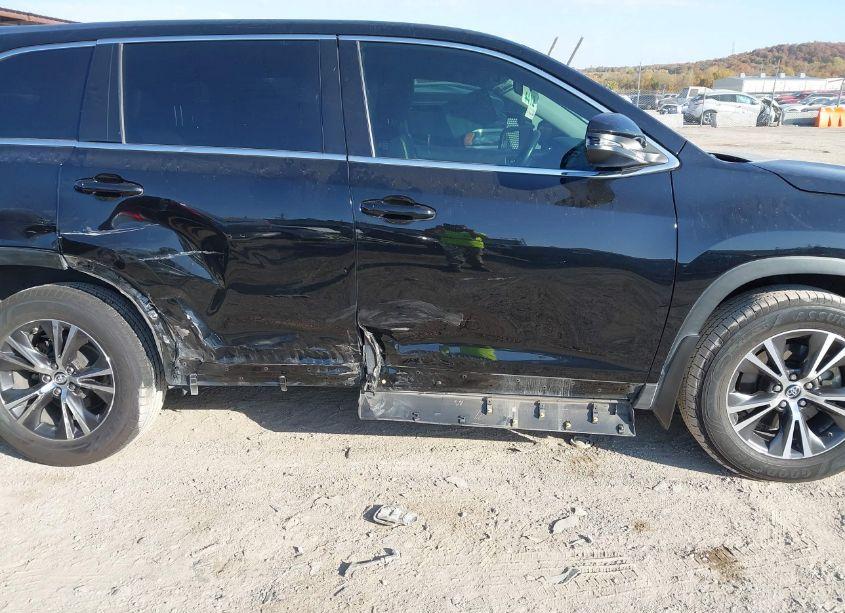 Photo 14 of 2019 Toyota Highlander LE PLUS (VIN 5TDZZRFH3KS306723)