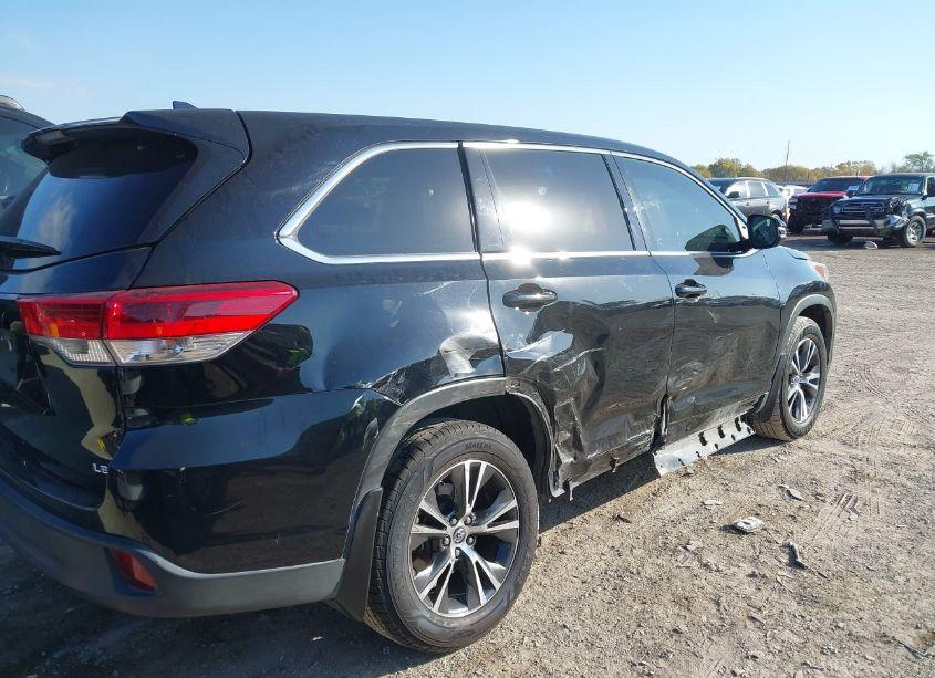 Photo 4 of 2019 Toyota Highlander LE PLUS (VIN 5TDZZRFH3KS306723)