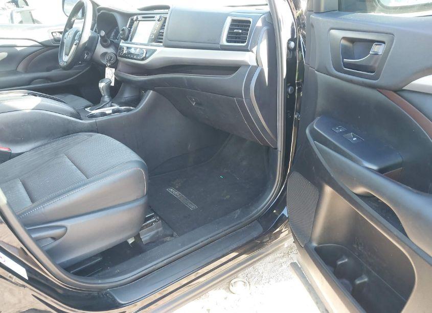 Photo 5 of 2019 Toyota Highlander LE PLUS (VIN 5TDZZRFH3KS306723)