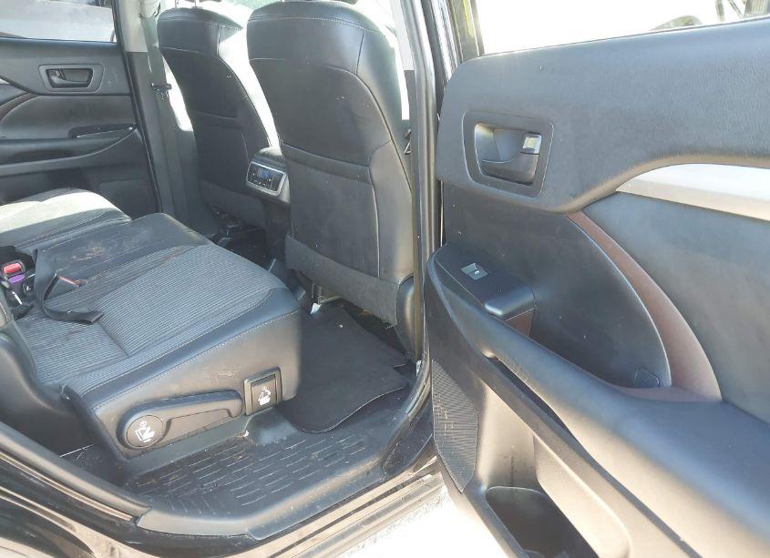 Photo 8 of 2019 Toyota Highlander LE PLUS (VIN 5TDZZRFH3KS306723)
