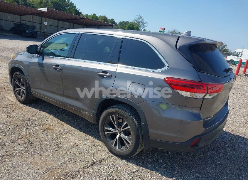 Photo 3 of 2017 Toyota Highlander LE PLUS (VIN 5TDZZRFH4HS206011)