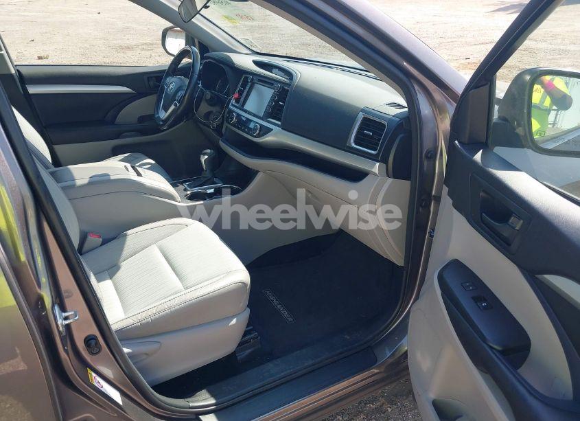 Photo 5 of 2017 Toyota Highlander LE PLUS (VIN 5TDZZRFH4HS206011)