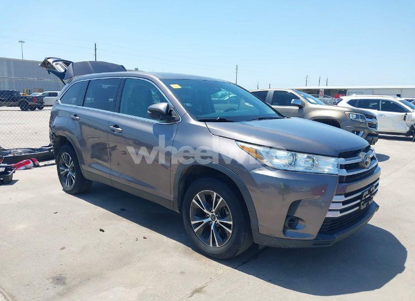2019 Toyota Highlander LE (VIN 5TDZZRFH4KS303149) main photo
